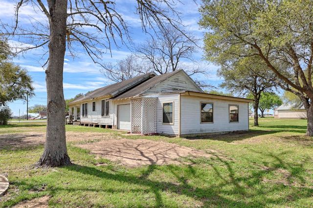 820 W Fairwinds Street, Hallettsville, TX 77964