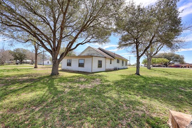 820 W Fairwinds Street, Hallettsville, TX 77964