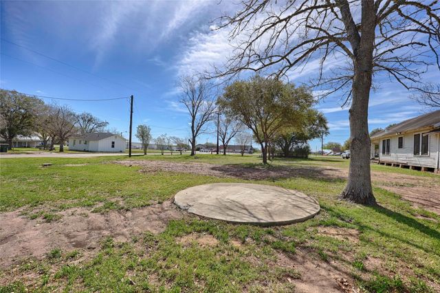 820 W Fairwinds Street, Hallettsville, TX 77964