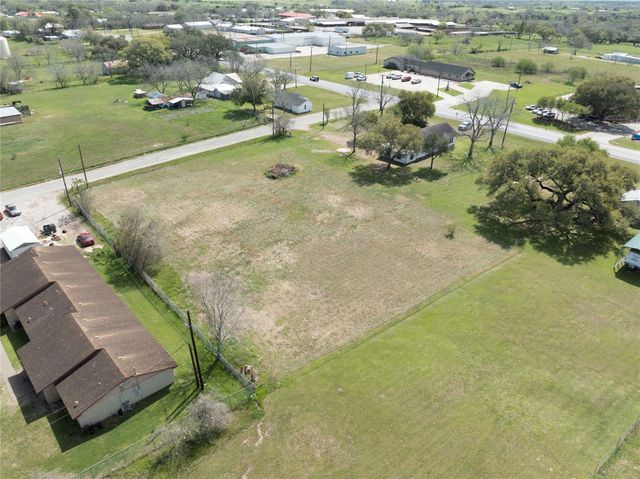 820 W Fairwinds Street, Hallettsville, TX 77964