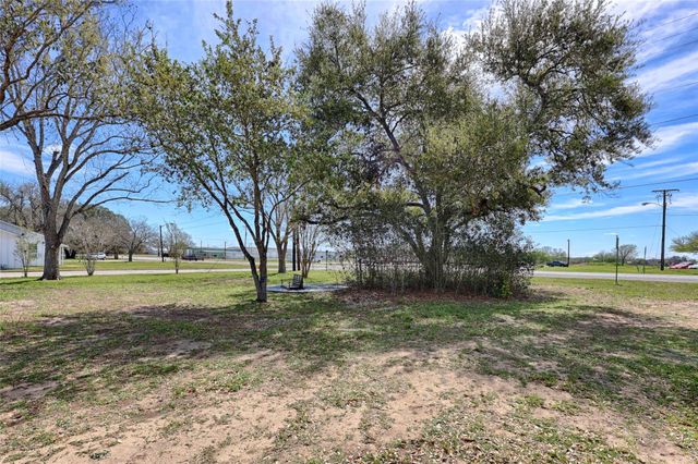 820 W Fairwinds Street, Hallettsville, TX 77964