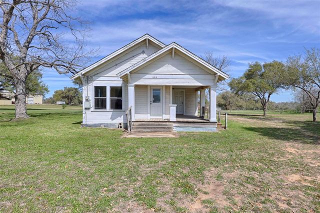 820 W Fairwinds Street, Hallettsville, TX 77964
