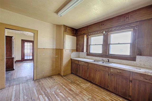 820 W Fairwinds Street, Hallettsville, TX 77964