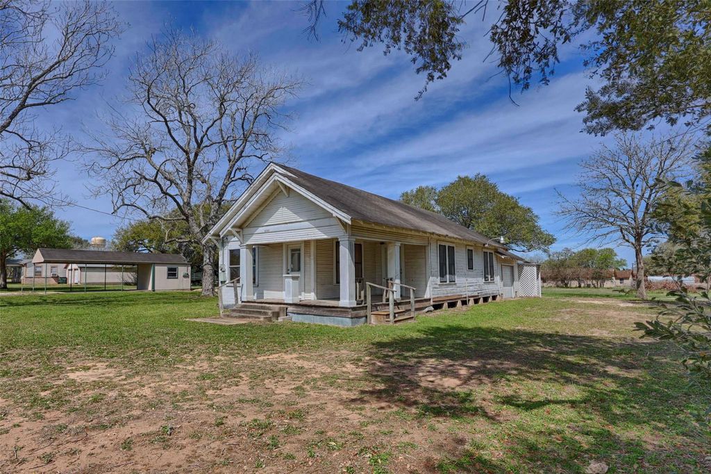 820 W Fairwinds Street, Hallettsville, TX 77964