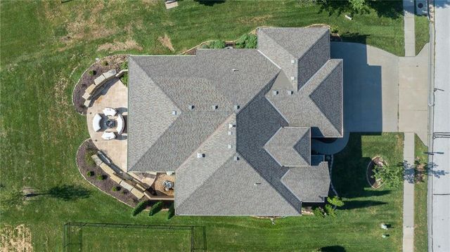 6472 N Whitetail Way, Parkville, MO 64152