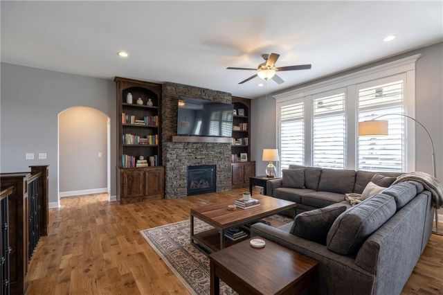 6472 N Whitetail Way, Parkville, MO 64152