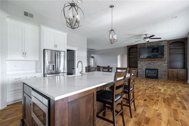 6472 N Whitetail Way, Parkville, MO 64152