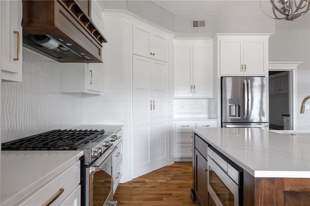 6472 N Whitetail Way, Parkville, MO 64152