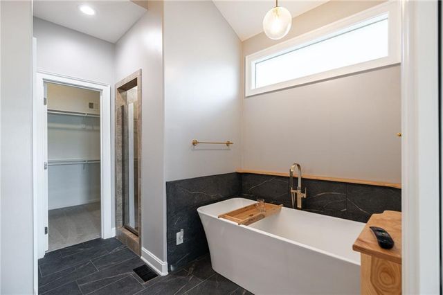 6472 N Whitetail Way, Parkville, MO 64152