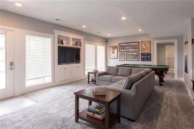 6472 N Whitetail Way, Parkville, MO 64152
