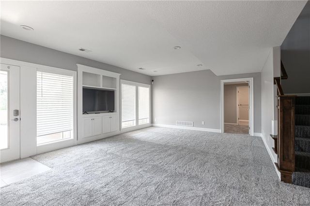6472 N Whitetail Way, Parkville, MO 64152