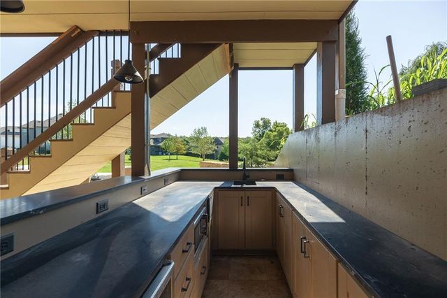 6472 N Whitetail Way, Parkville, MO 64152