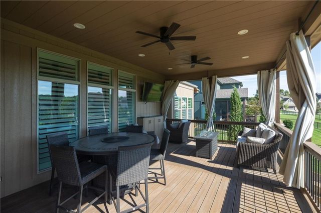 6472 N Whitetail Way, Parkville, MO 64152