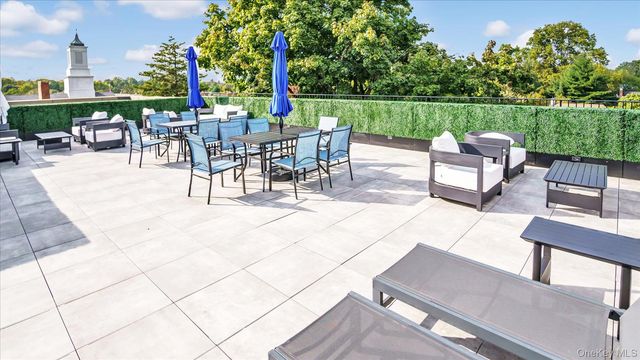 22 Park Place 4T, Great Neck, NY 11021