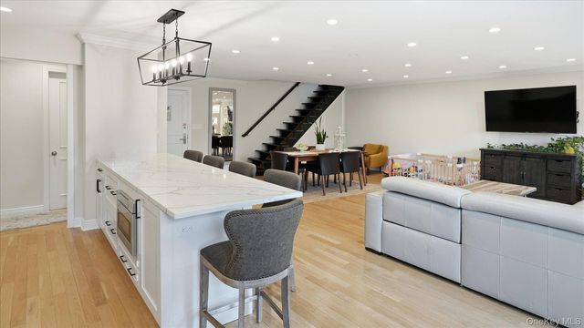 22 Park Place 4T, Great Neck, NY 11021