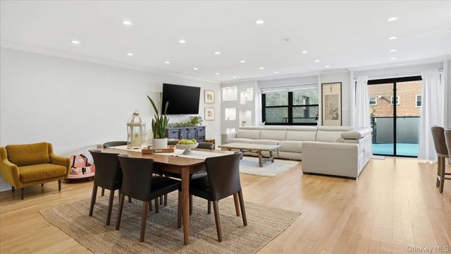 22 Park Place 4T, Great Neck, NY 11021