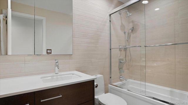 22 Park Place 4T, Great Neck, NY 11021