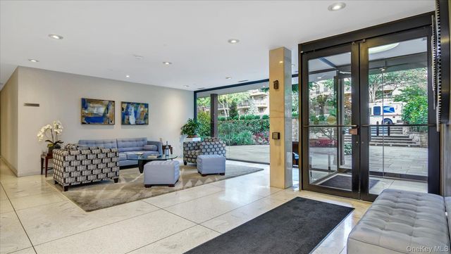 22 Park Place 4T, Great Neck, NY 11021