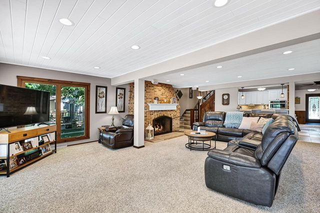 7926 E Long Lake DRIVE, Waterford, WI 53185