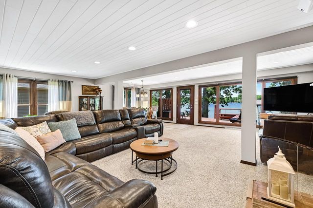 7926 E Long Lake DRIVE, Waterford, WI 53185