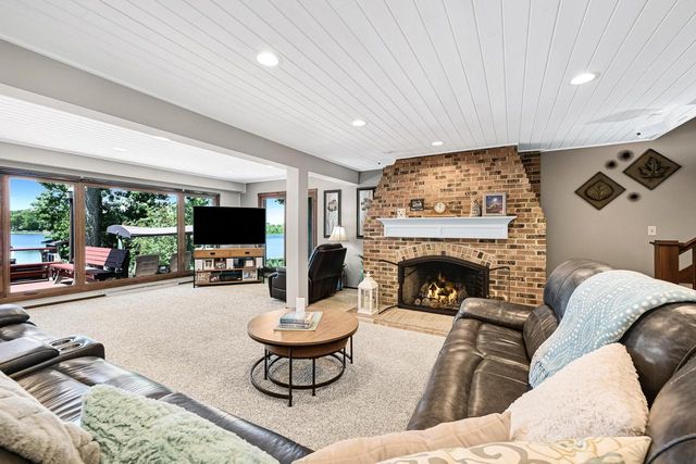 7926 E Long Lake DRIVE, Waterford, WI 53185