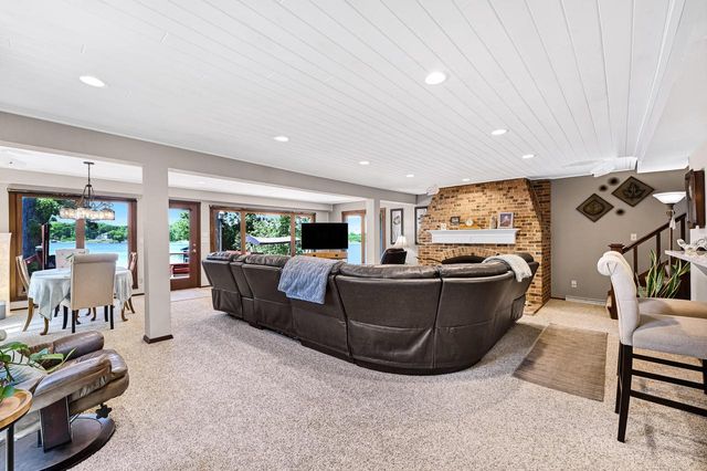 7926 E Long Lake DRIVE, Waterford, WI 53185