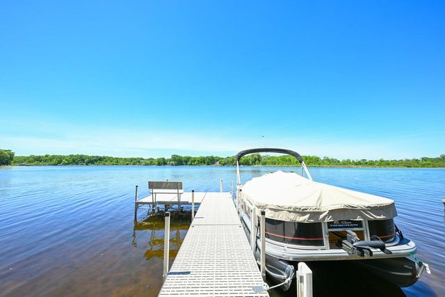 7926 E Long Lake DRIVE, Waterford, WI 53185