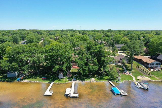 7926 E Long Lake DRIVE, Waterford, WI 53185