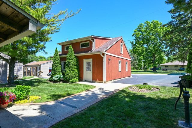 7926 E Long Lake DRIVE, Waterford, WI 53185