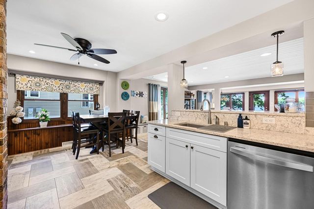 7926 E Long Lake DRIVE, Waterford, WI 53185
