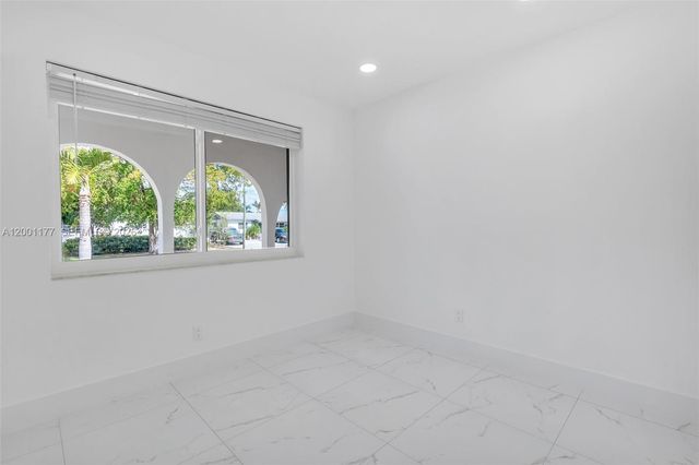 810 SW 14th Ct, Deerfield Beach, FL 33441