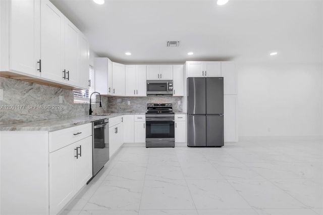 810 SW 14th Ct, Deerfield Beach, FL 33441