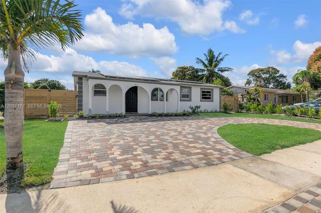 810 SW 14th Ct, Deerfield Beach, FL 33441