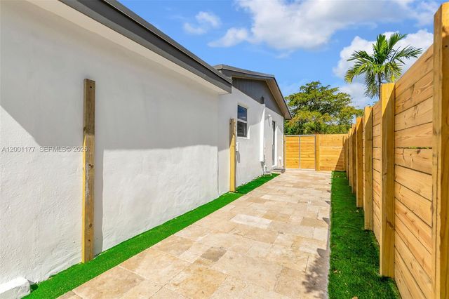 810 SW 14th Ct, Deerfield Beach, FL 33441