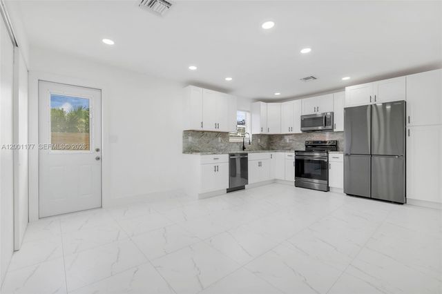 810 SW 14th Ct, Deerfield Beach, FL 33441