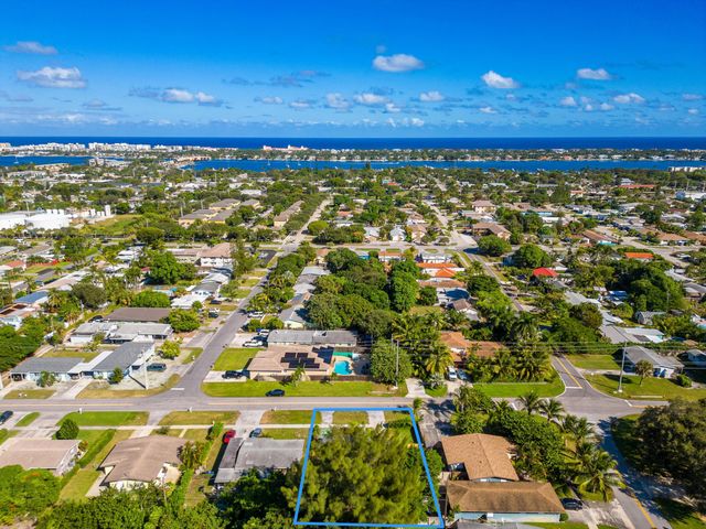 609 S Arnold Avenue S, Lantana, FL 33462