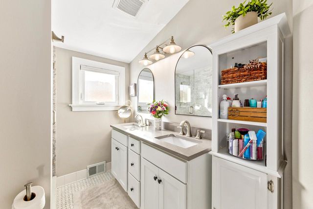 1921 Underwood AVENUE, Wauwatosa, WI 53213