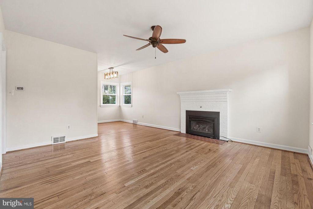 Image 10 of property listing at 607 GRANT PL, Frederick, MD 21702