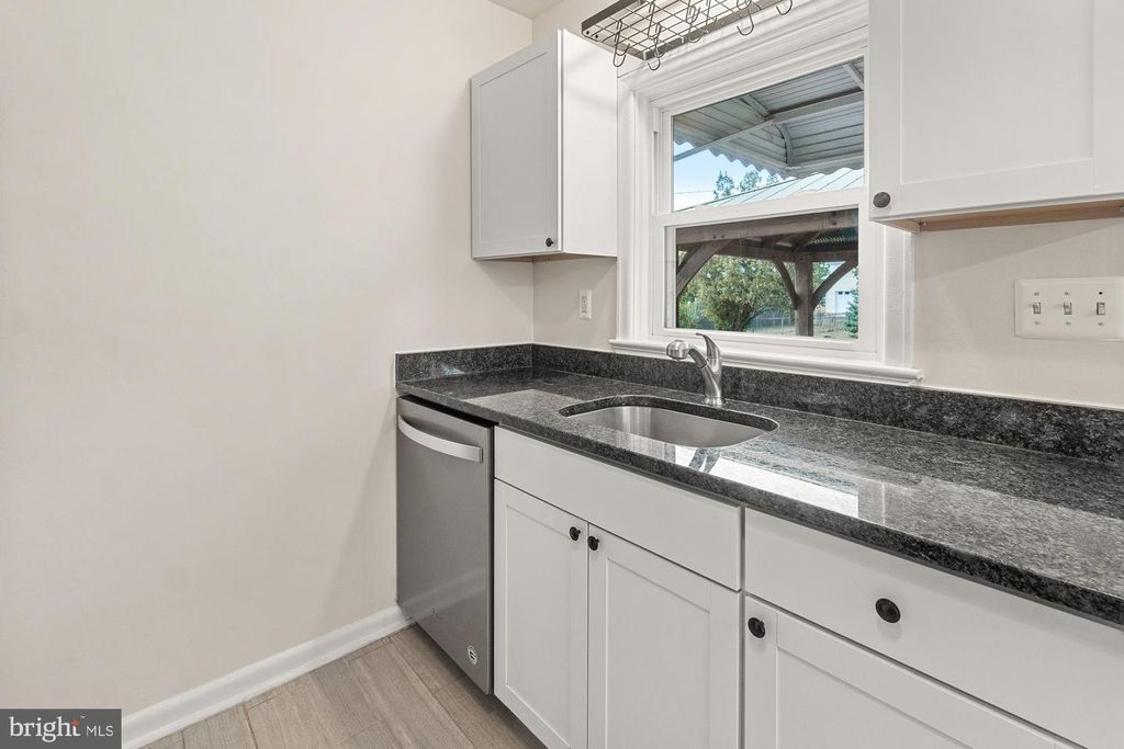 Image 16 of property listing at 607 GRANT PL, Frederick, MD 21702