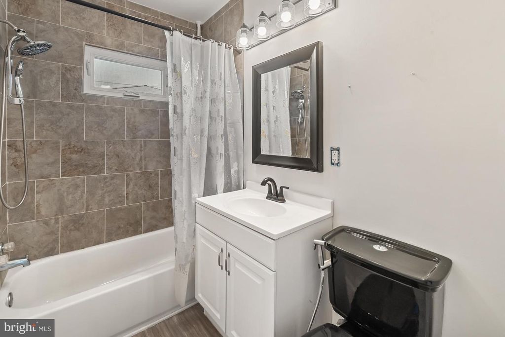 Image 18 of property listing at 607 GRANT PL, Frederick, MD 21702