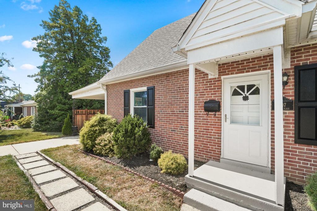 Image 5 of property listing at 607 GRANT PL, Frederick, MD 21702