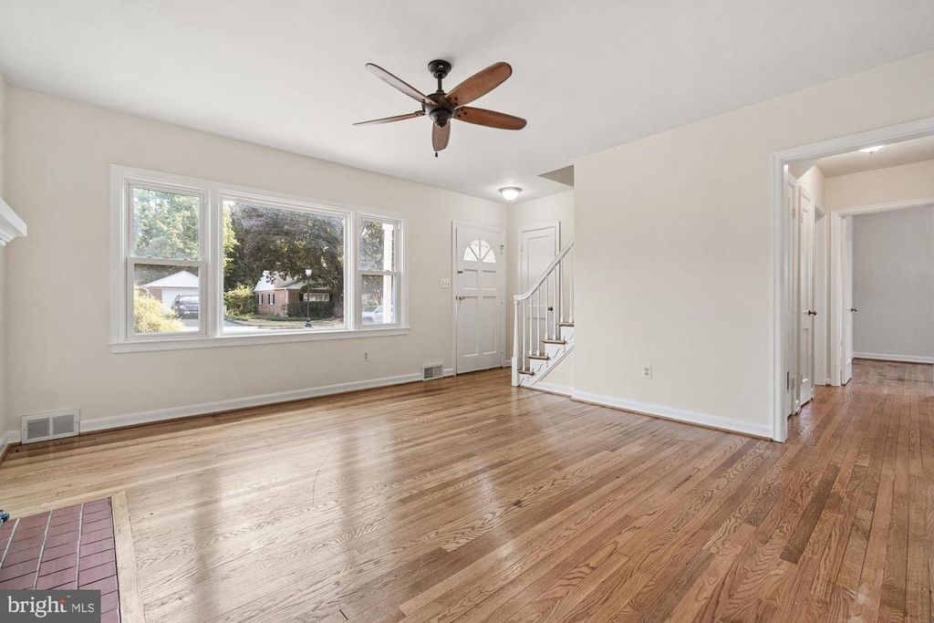 Image 8 of property listing at 607 GRANT PL, Frederick, MD 21702