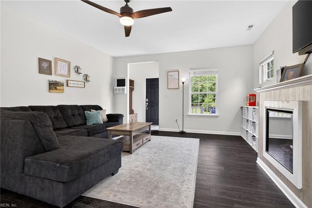 322 Snowberry LN, Chesapeake, VA 23320