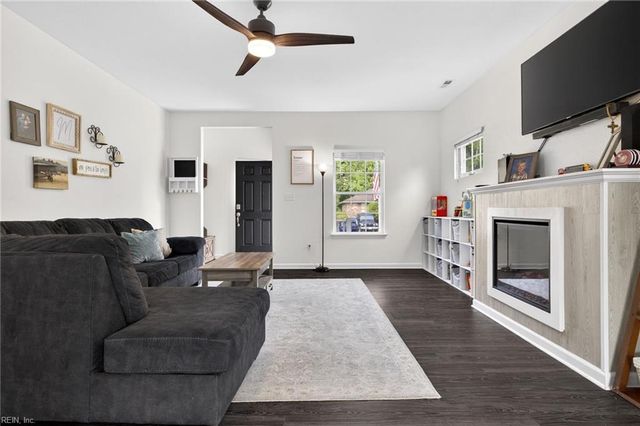 322 Snowberry LN, Chesapeake, VA 23320