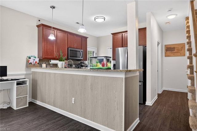 322 Snowberry LN, Chesapeake, VA 23320