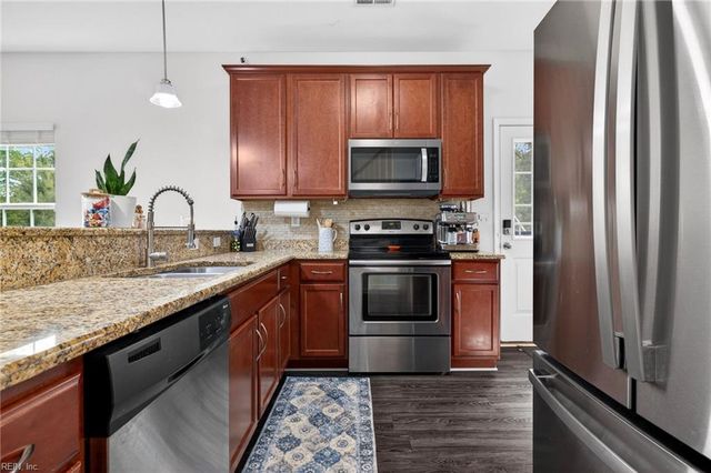 322 Snowberry LN, Chesapeake, VA 23320