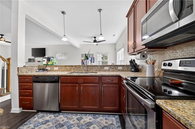 322 Snowberry LN, Chesapeake, VA 23320