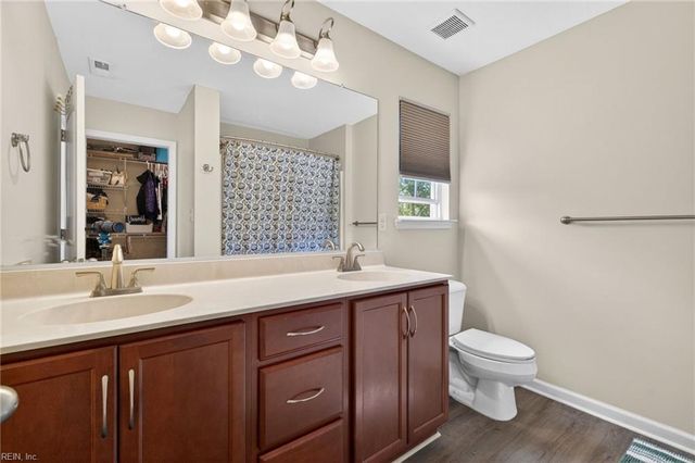 322 Snowberry LN, Chesapeake, VA 23320