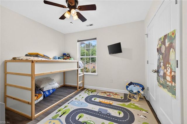 322 Snowberry LN, Chesapeake, VA 23320