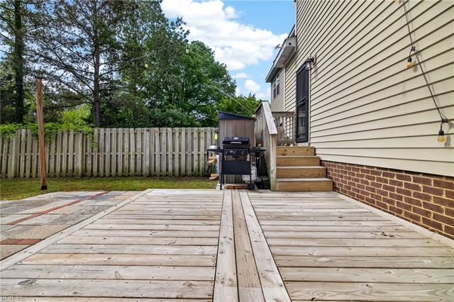 322 Snowberry LN, Chesapeake, VA 23320